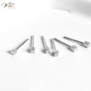 K74 - Khuyên tai nụ vuông