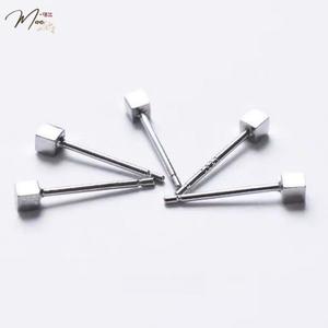 K74 - Khuyên tai nụ vuông