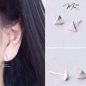 K69 - Khuyên tai tam giác full đá