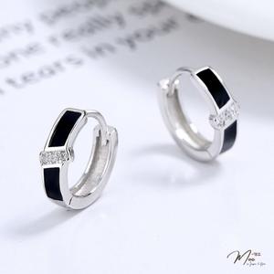 K218 - Khuyên tai bấm đen dải đá chéo