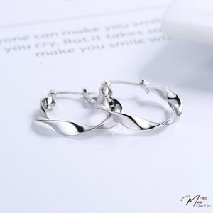 K228 - Khuyên tai bấm xoắn mảnh cá tính