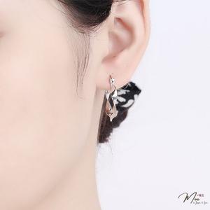 K228 - Khuyên tai bấm xoắn mảnh cá tính