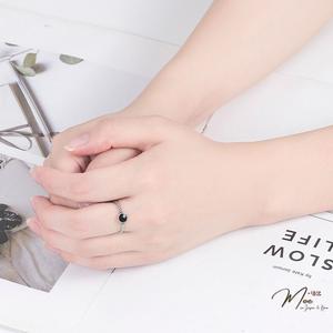 N120 - Nhẫn mặt tròn đen viền xoắn freesize