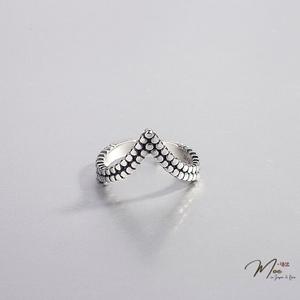 N133 - Nhẫn da rắn đỉnh nhọn sơn đen