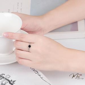 N120 - Nhẫn mặt tròn đen viền xoắn freesize