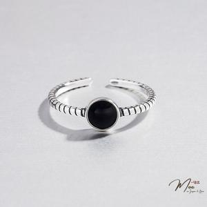 N120 - Nhẫn mặt tròn đen viền xoắn freesize