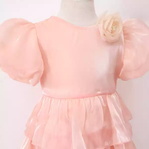 Váy organza 3 tầng cài hoa