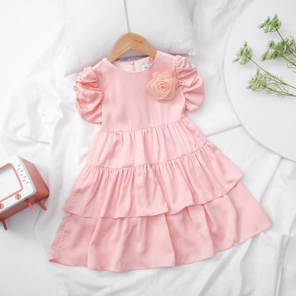 Váy lụa 3 tầng cài hoa trước