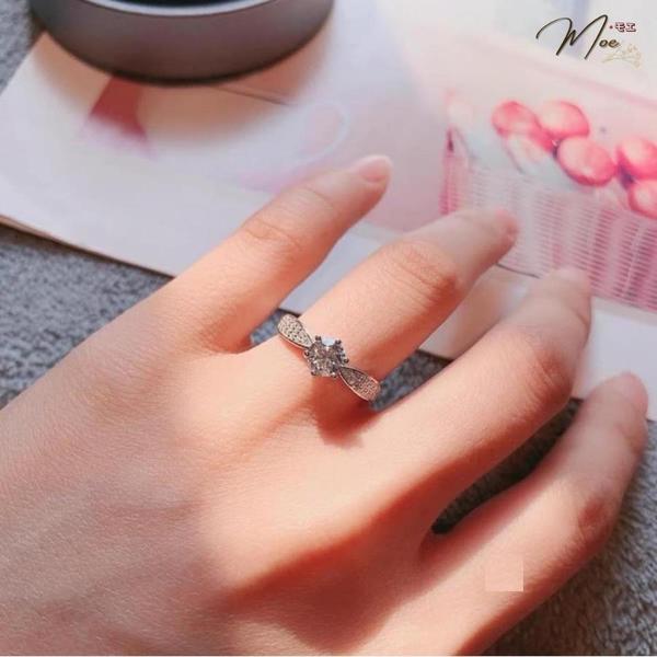 N48 - Nhẫn cầu hôn kim cương viền chéo nạm đá