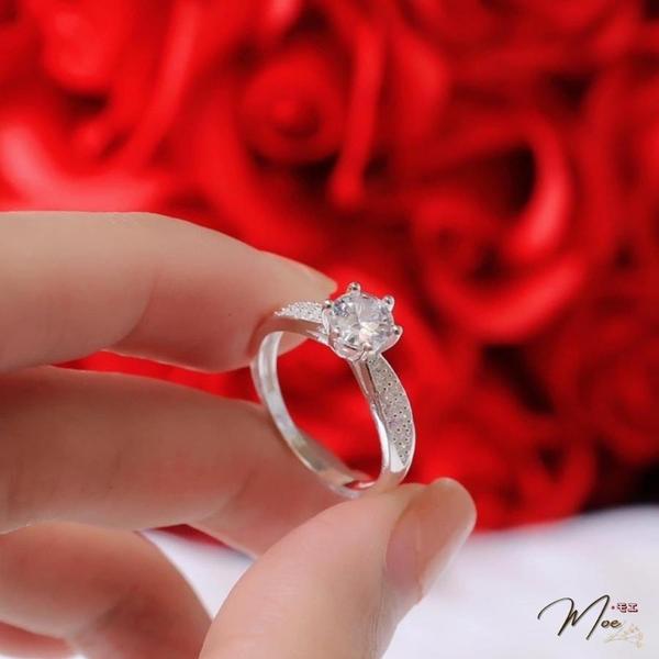 N48 - Nhẫn cầu hôn kim cương viền chéo nạm đá