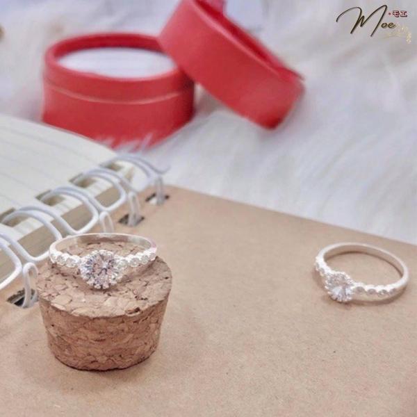 N52 - Nhẫn cầu hôn ổ đá tròn viền đá lượn sóng