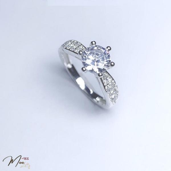 N48 - Nhẫn cầu hôn kim cương viền chéo nạm đá