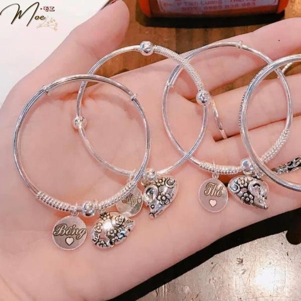 B43 - Vòng tay cứng lò xo kèm charm và chuông
