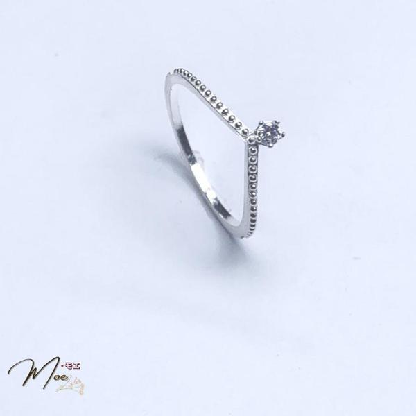 N19 - Nhẫn v đá chủ nhỏ