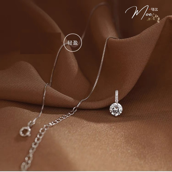 D50 - Dây chuyền mặt đá chủ