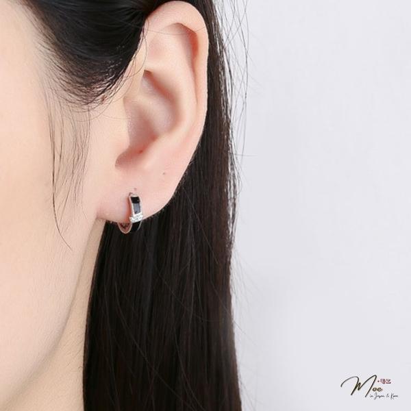 K218 - Khuyên tai bấm đen dải đá chéo