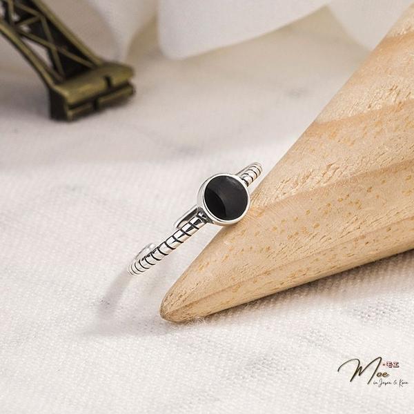 N120 - Nhẫn mặt tròn đen viền xoắn freesize