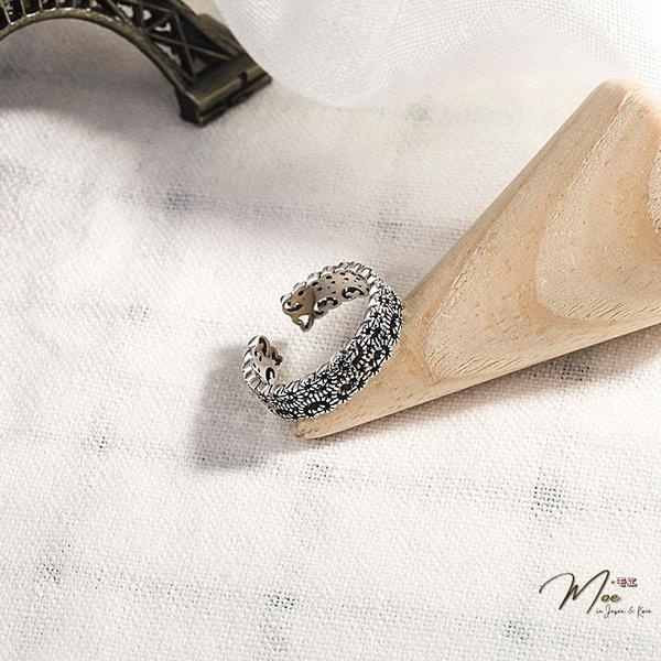 N134 - Nhẫn họa tiết hoa tiêu sơn đen freesize