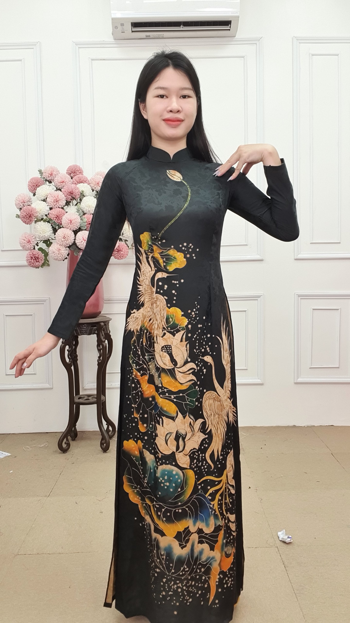 A2413 áo dài gấm tà to cổ cao tay dài nền đen hoa sen chim hạc_thumbnail_2