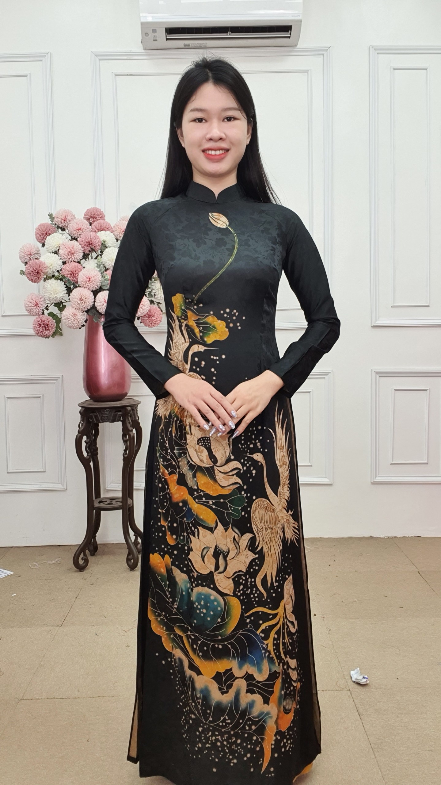 A2413 áo dài gấm tà to cổ cao tay dài nền đen hoa sen chim hạc