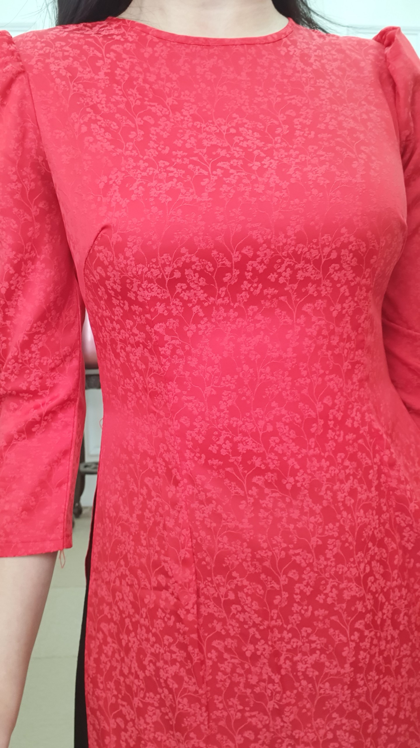 A2460 áo dài gấm đỏ tươi khít bồng_thumbnail_2