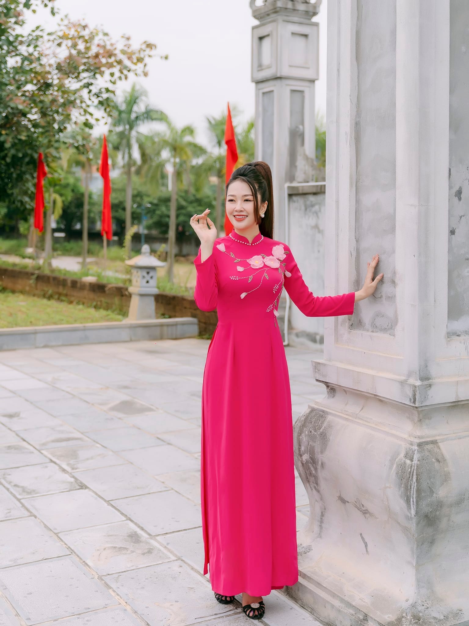 T255 áo dài lụa mỹ hồng sen cổ cao kết hoa von hồng đính ngọc quanh cổ