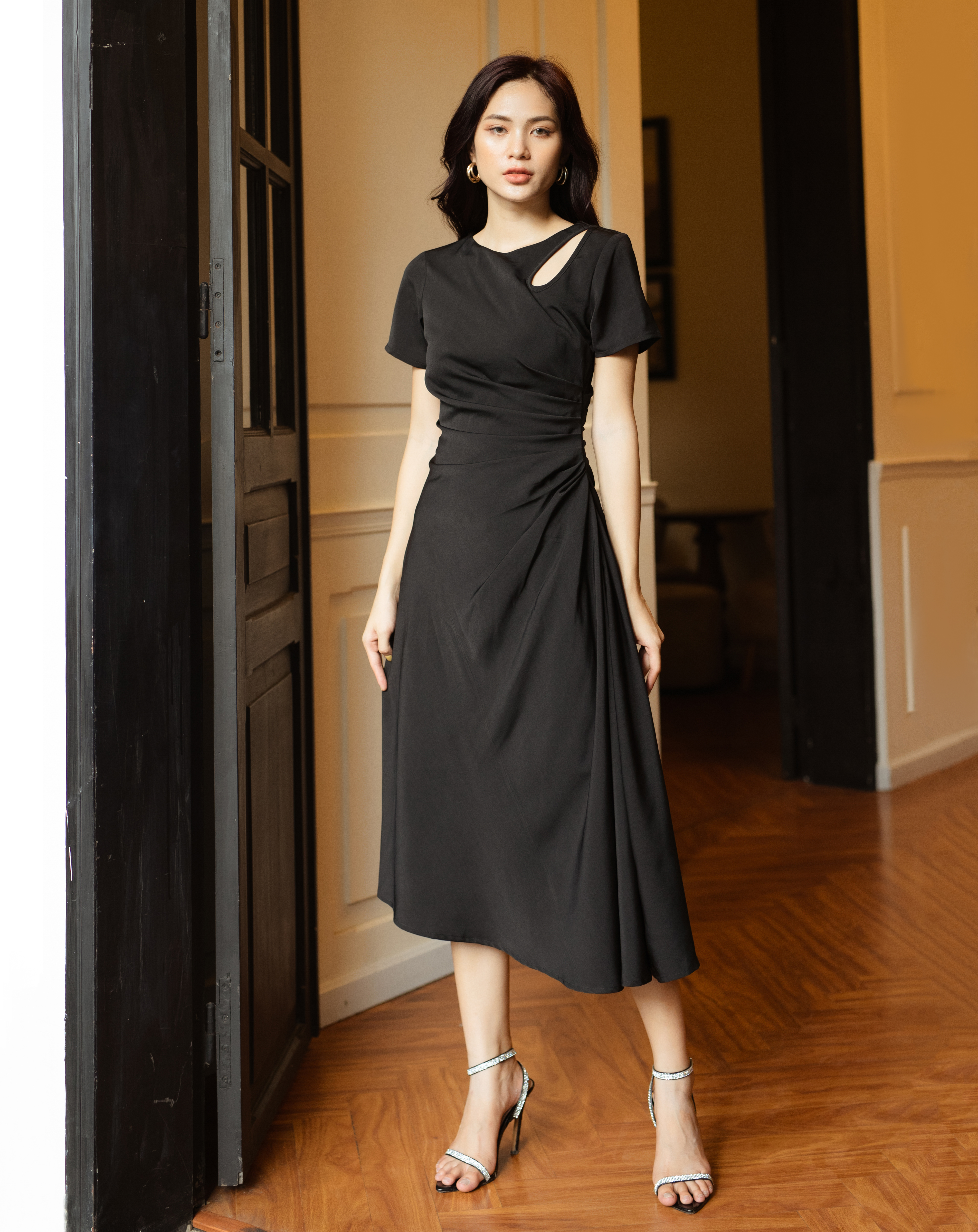 Đầm xòe xếp ly eo cổ giọt nước