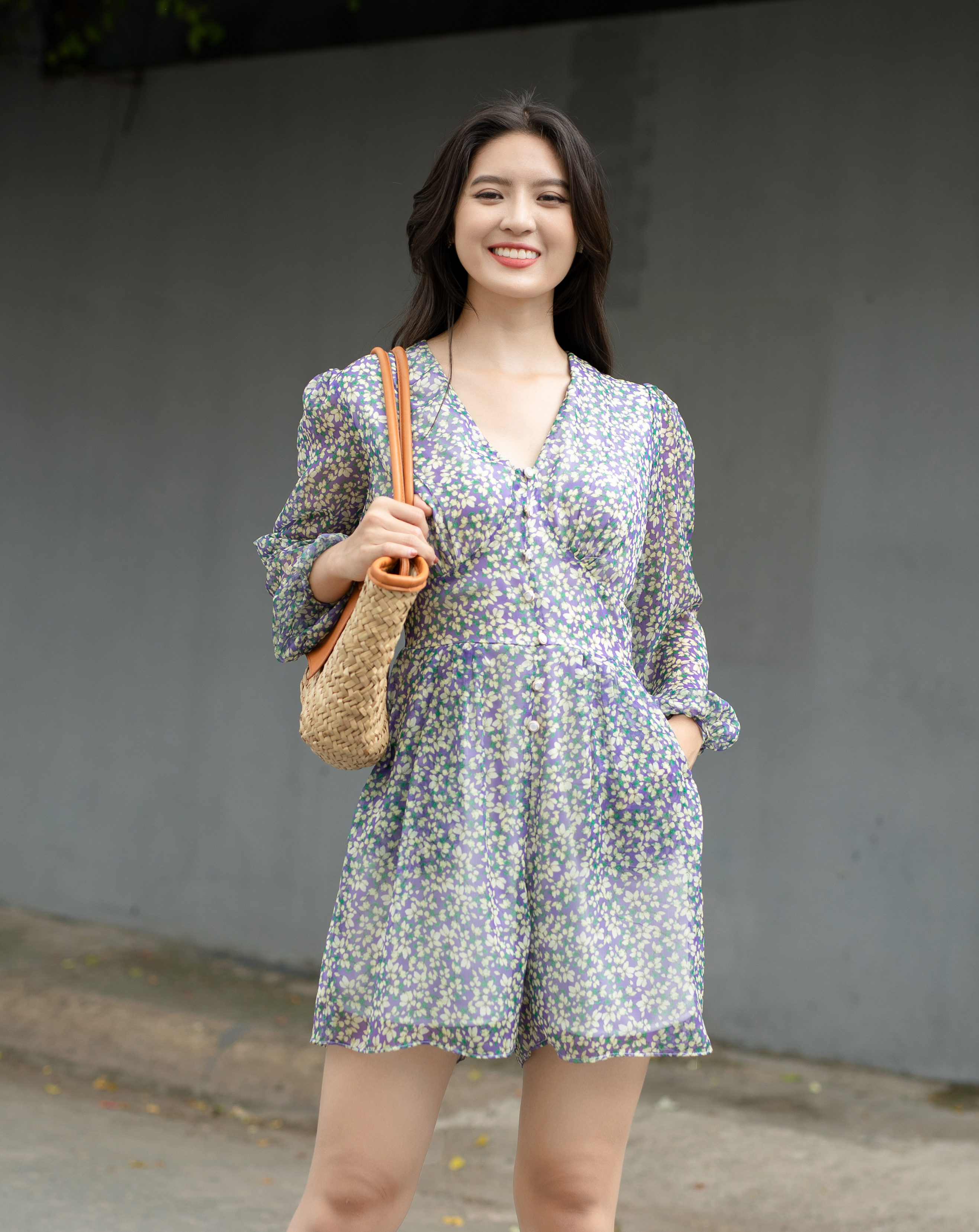 Jumpsuit ngắn họa tiết tay dài phối nút