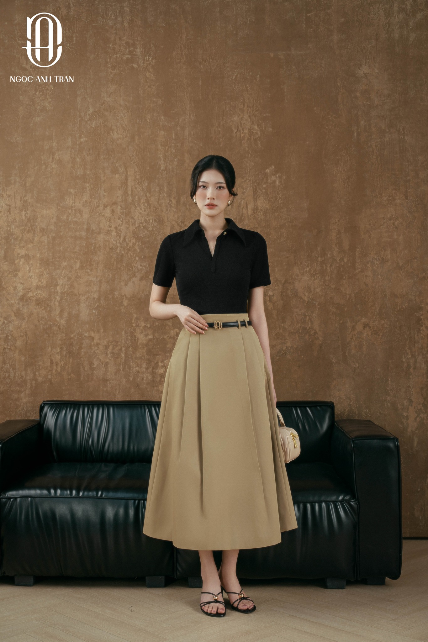 AT006- Áo thun đen cổ đức