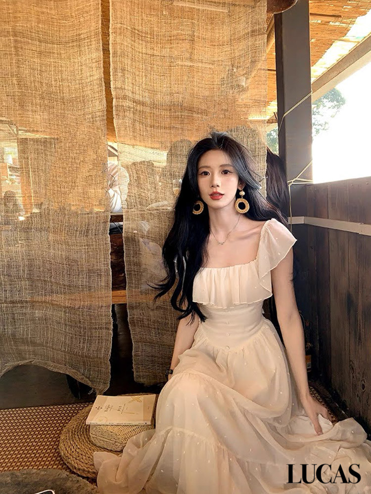 Váy maxi voan cổ vuông bèo viền cổ, tay hạ eo chéo đính cúc bọc, chân váy xòe nối tầng