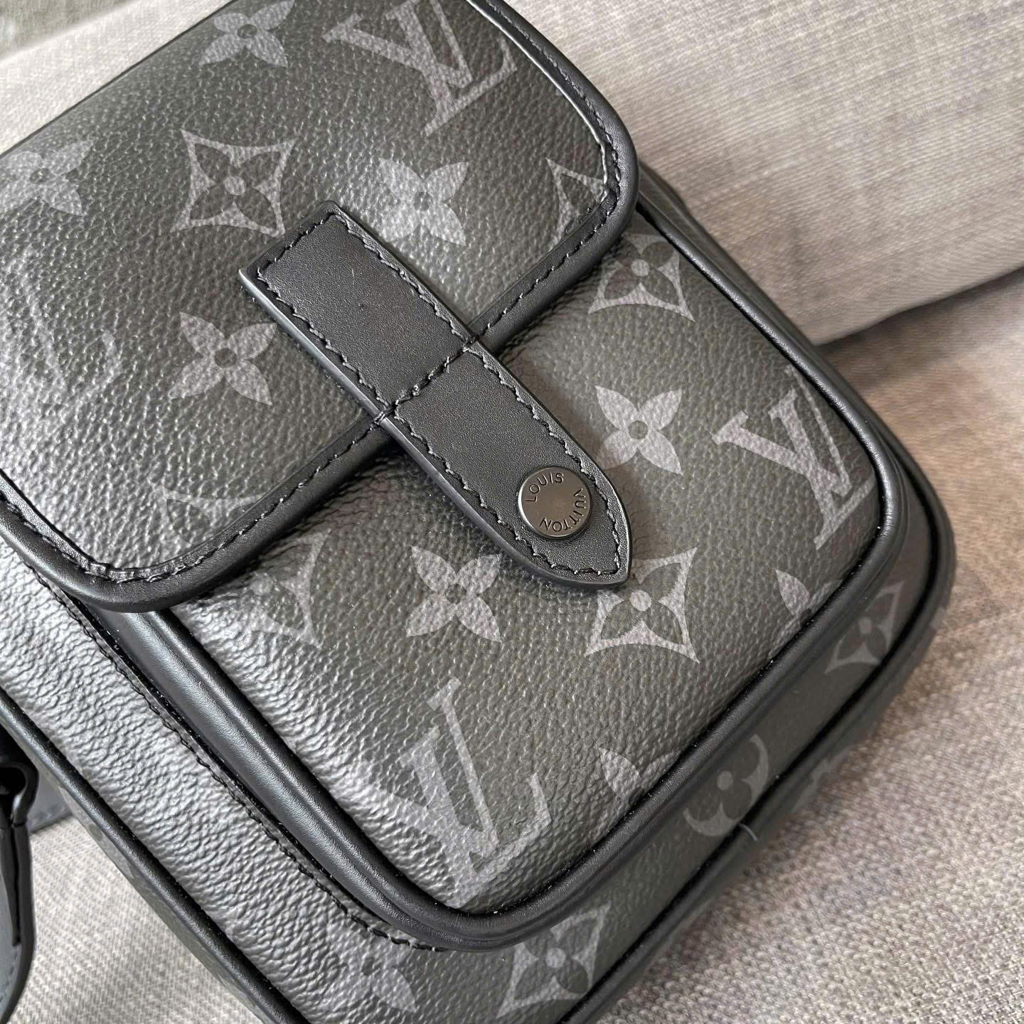 Túi đeo Louis Vuitton Christopher Wallet Monogram