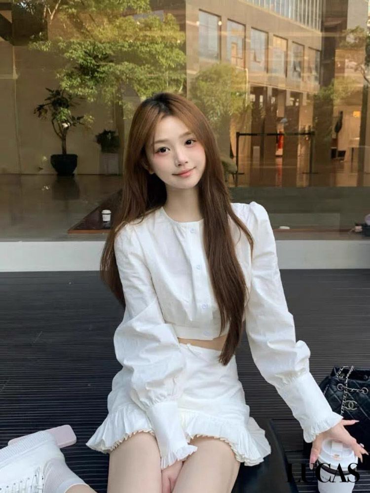 Set thô áo cổ tròn cúc trắng dáng crop đai gấu áo + chân váy mini đính nơ xòe gấu viền ren