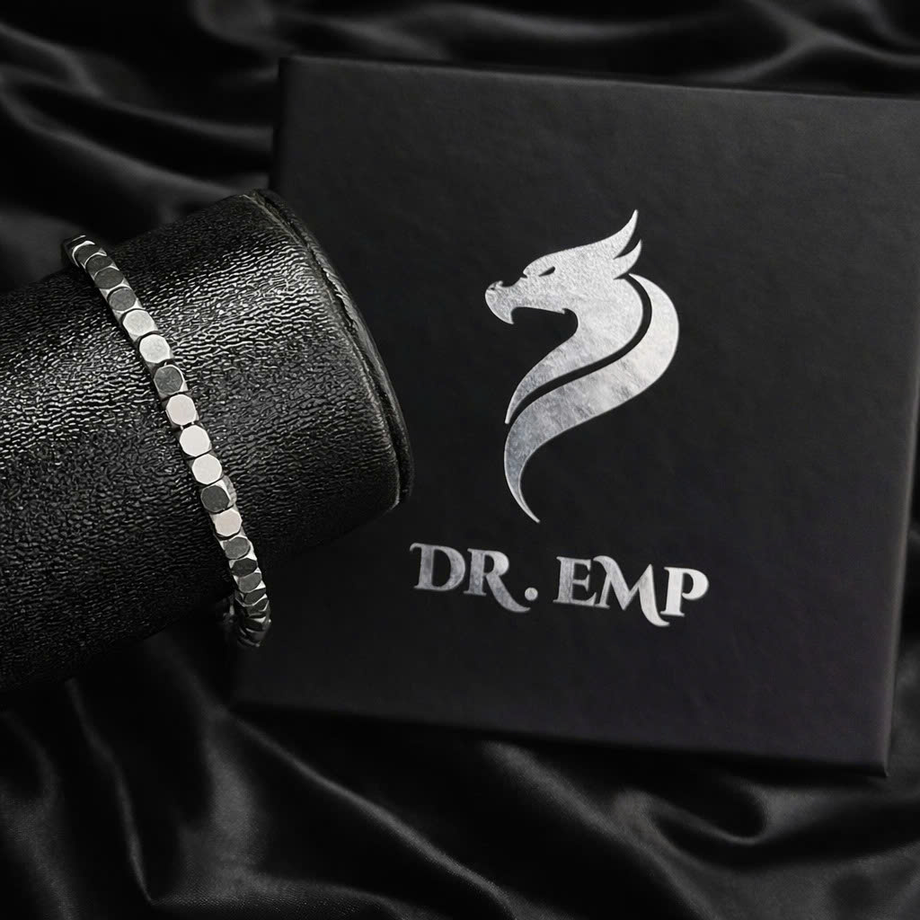 vòng tay titan bạc khối vuông nhỏ.