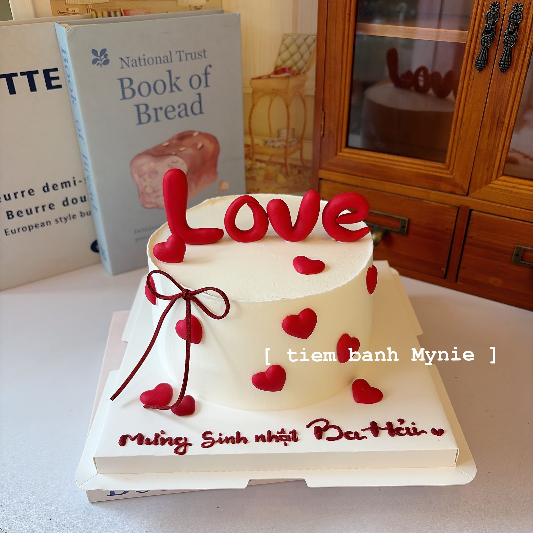 Bánh trang trí trái tim và chữ LOVE 3D tone đỏ