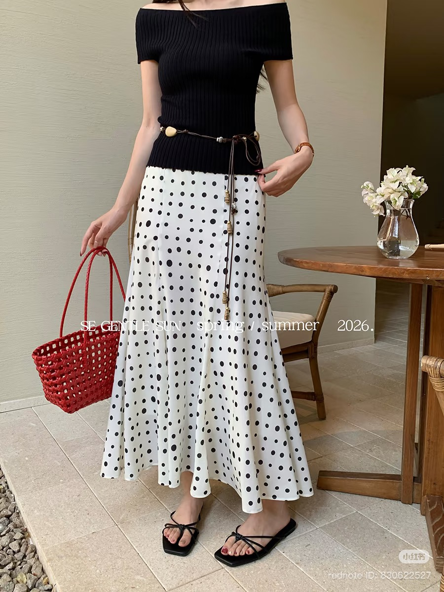 Lucas - Set áo thun trễ vai cộc tay + chân váy chấm bi dáng maxi + belt dây