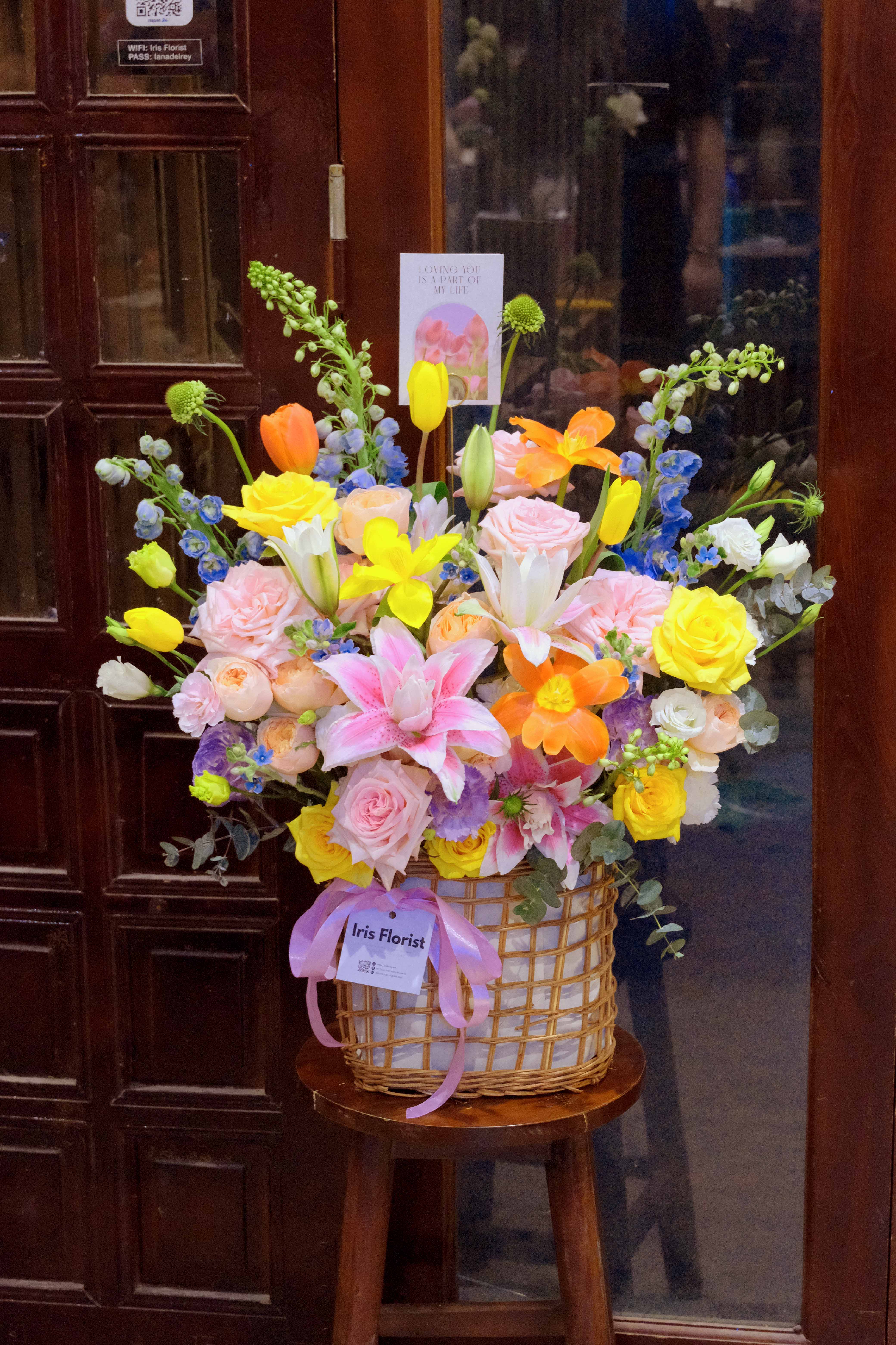 Giỏ hoa đa sắc (Tulip cam vàng mix cùng hoa ly, delphinium)