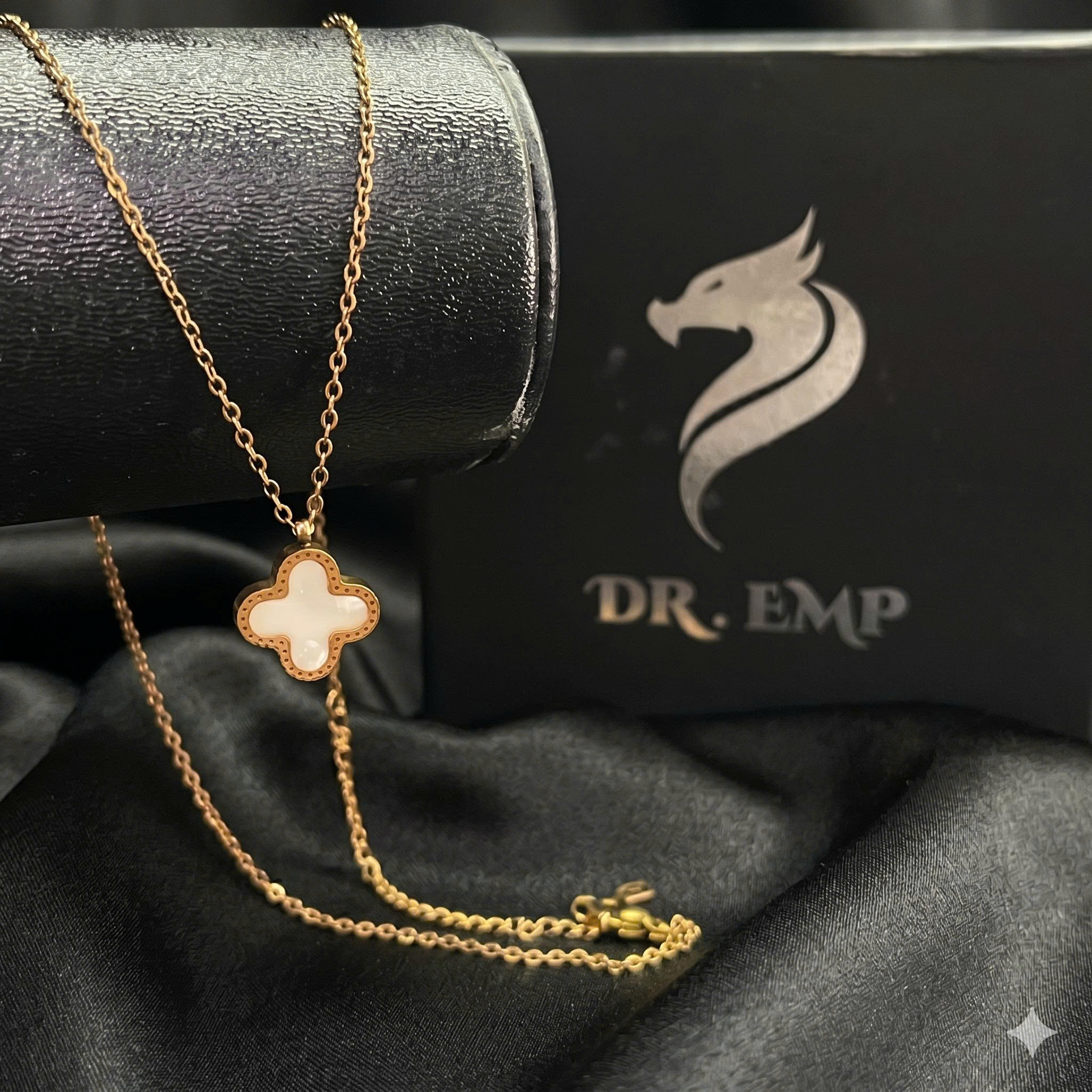 vòng cổ titan màu vàng charm hoa bốn cánh trắng.