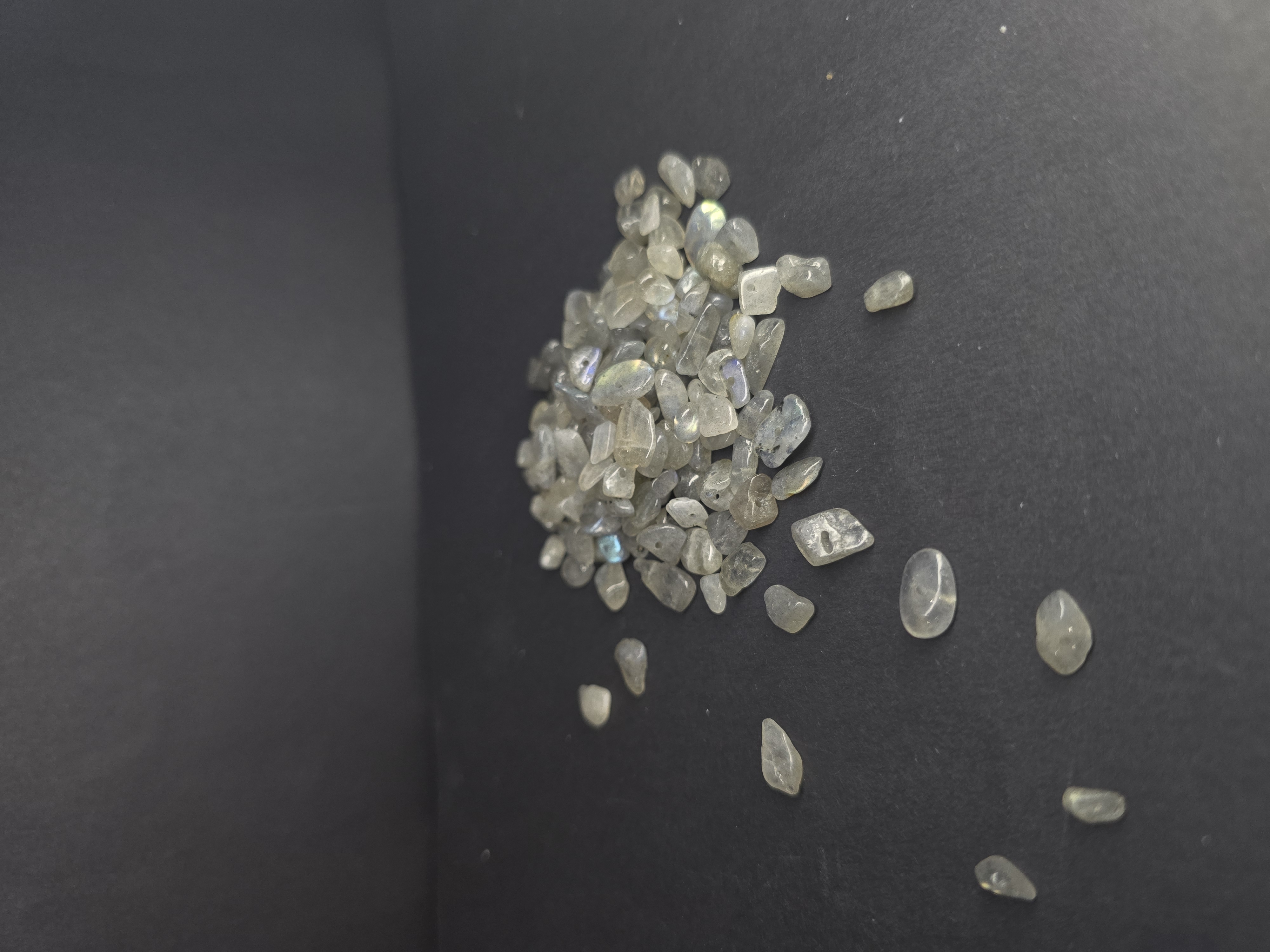 Chips Có Xỏ Lỗ Đá Xà Cừ Hắc Nguyệt Quang Labradorite DIY