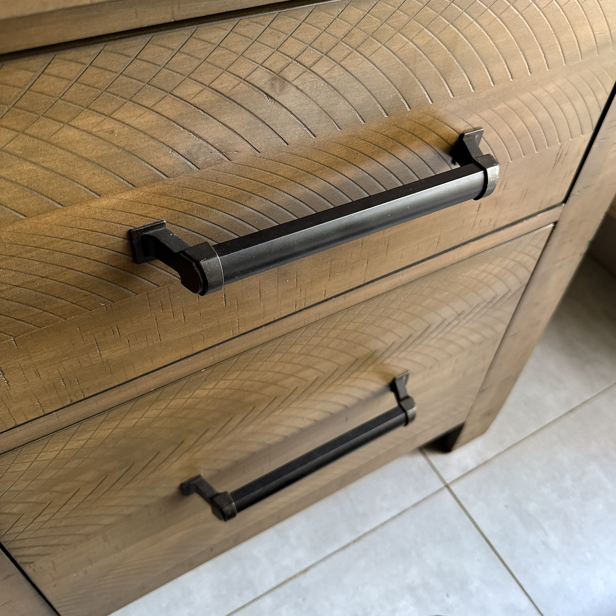 TỦ TRANG TRÍ ASHLEY WOODLAND NIGHTSTAND trưng bày_thumbnail_4