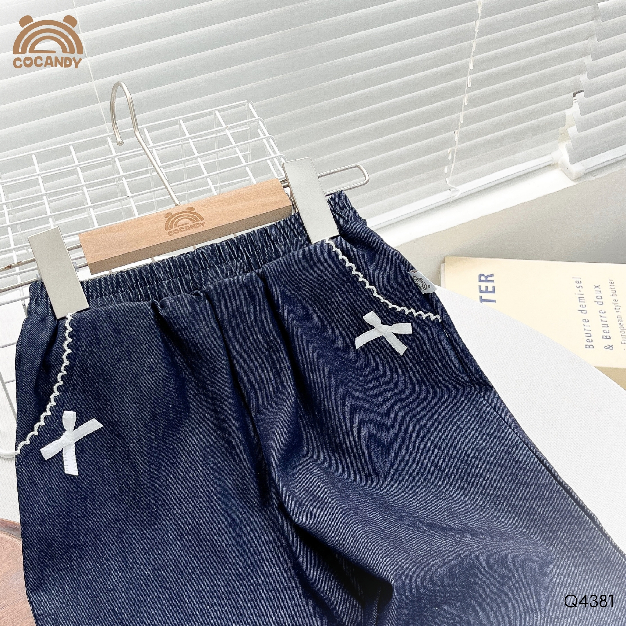 Quần dài XANH denim phối 2 nơ viền túi_thumbnail_3