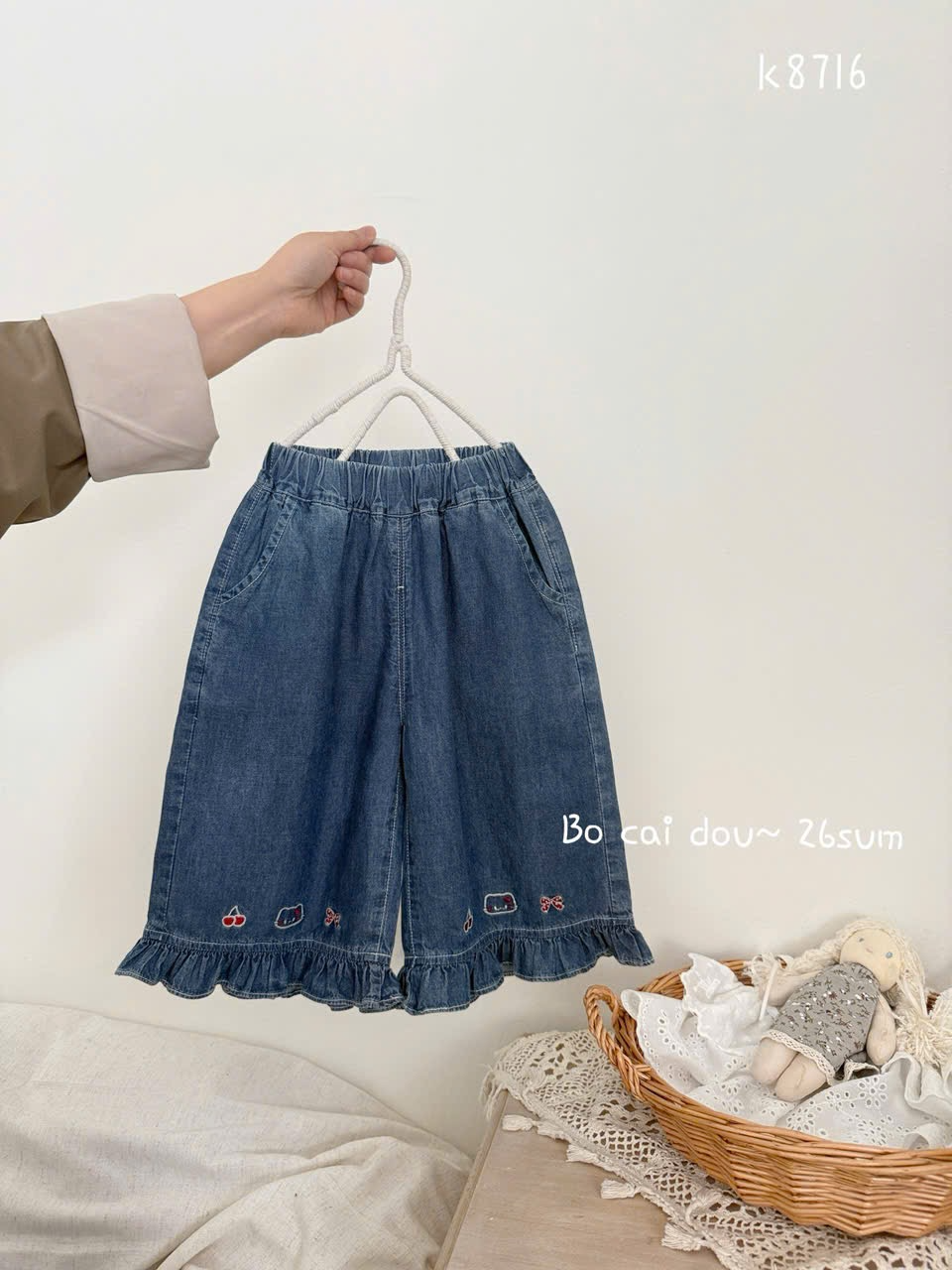 BD01 - Quần bò ống xuông viền bèo thêu kitty hãng BD