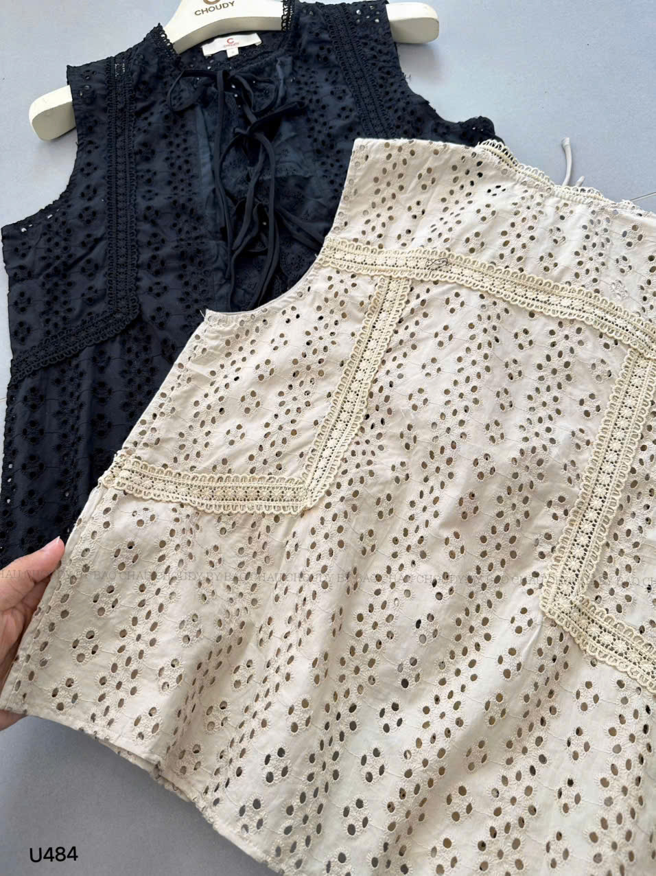 U484 ÁO ĐỤC LỖ 2 MÀU_thumbnail_6