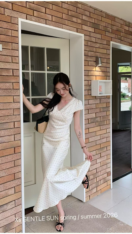 Lucas - Váy lụa chấm bi cổ tim viền ren dáng maxi đuôi cá