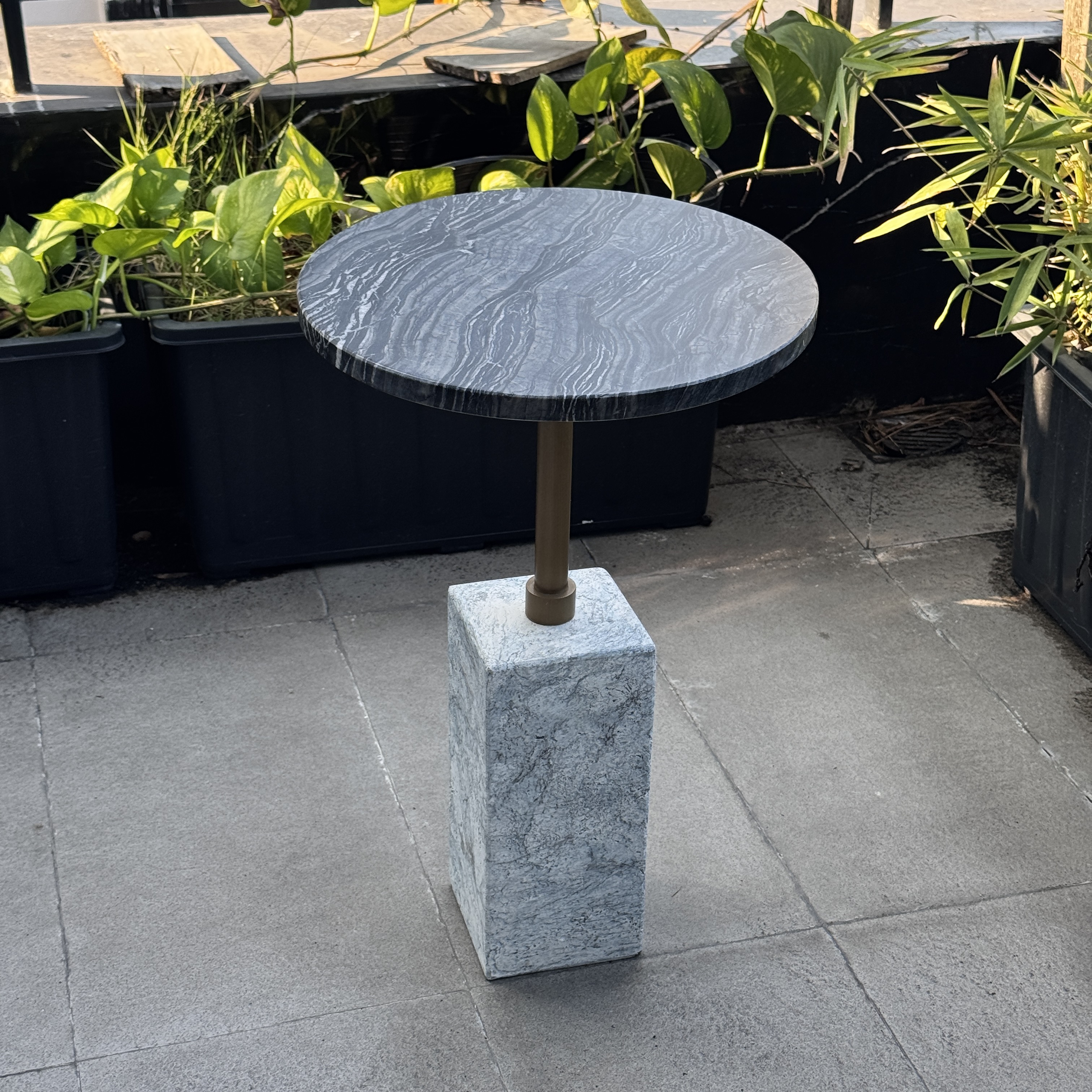 Bàn Mizani End Table - Đá xi măng