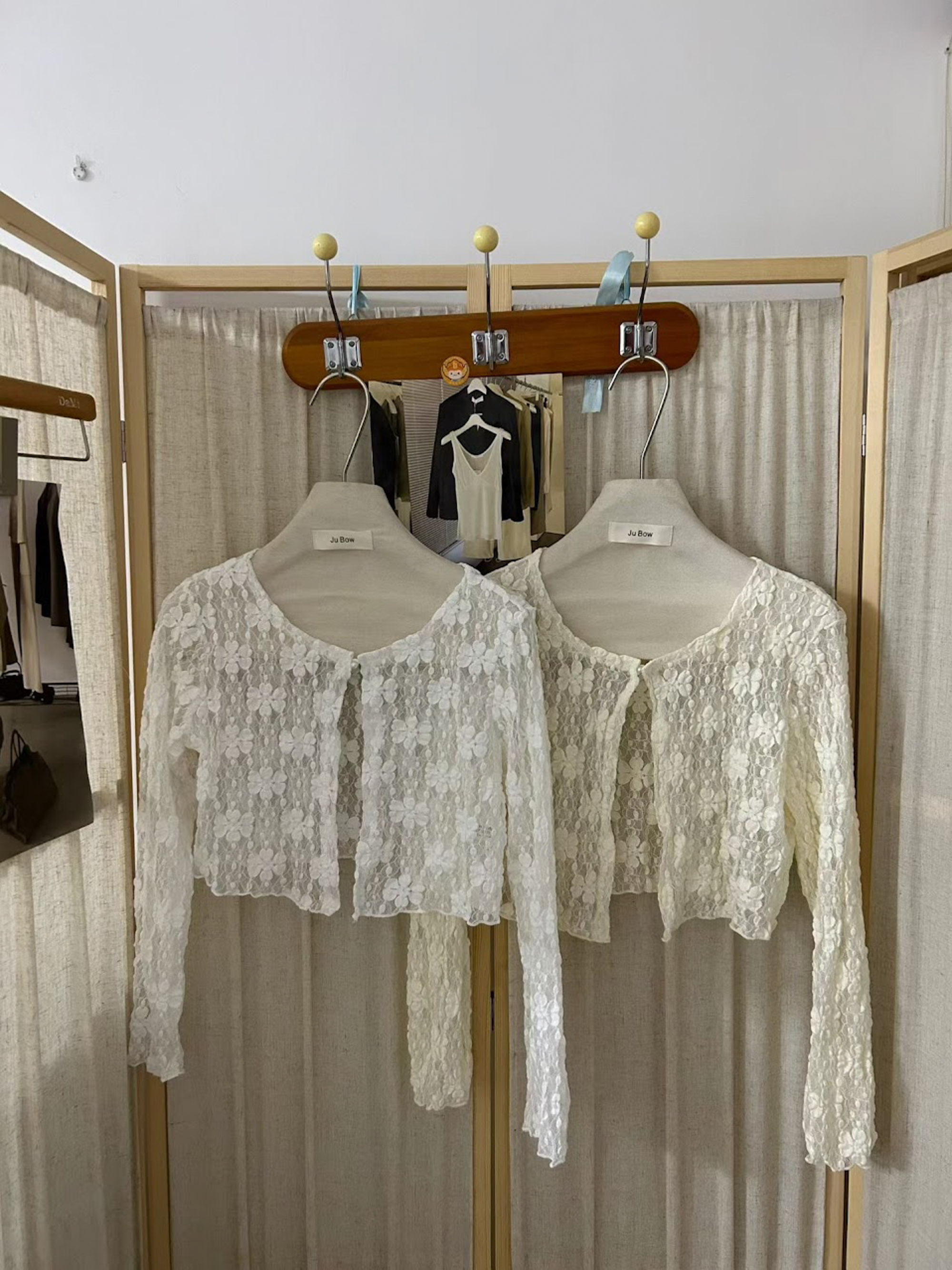 Áo sơ mi ren hở JUBOW ài cúc ngọc ngực dài tay