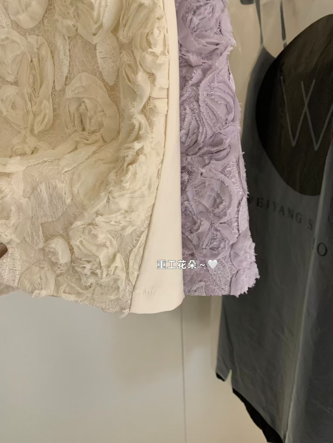 Set áo sơ mi yếm cổ dựng đính hoa + chân váy xòe A dáng ngắn hoa nổi WGWE_thumbnail_3