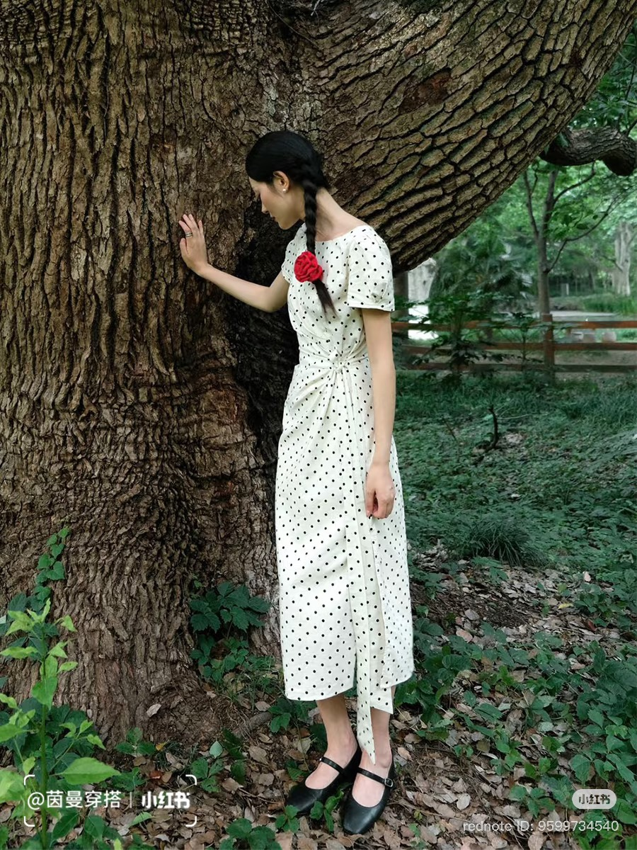 Lucas - Váy cổ thuyền cộc tay chấm bi rúm lệch buộc nơ dáng dài_thumbnail_8