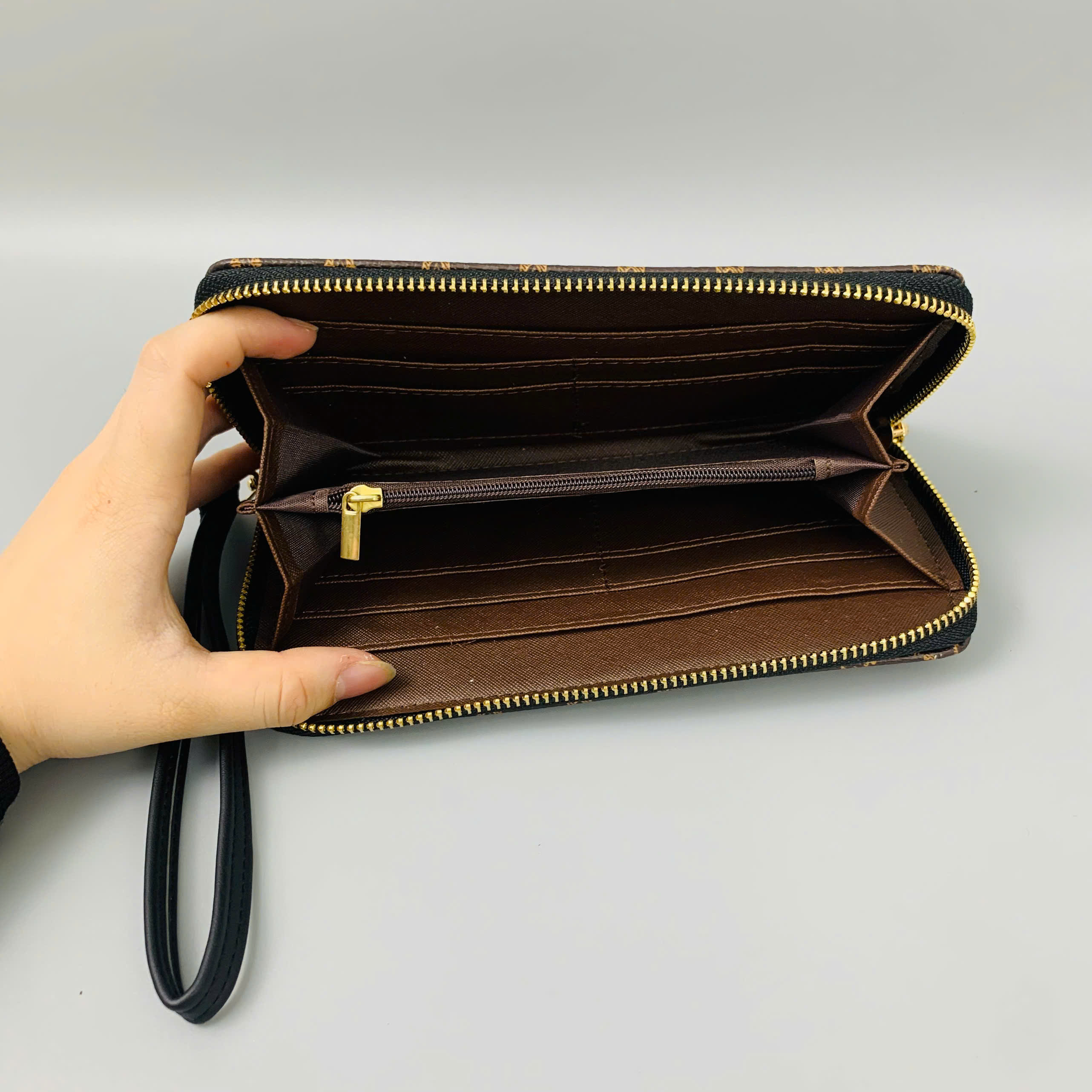 VÍ DÀI CẦM TAY HỌA TIẾT MONOGRAM_thumbnail_2