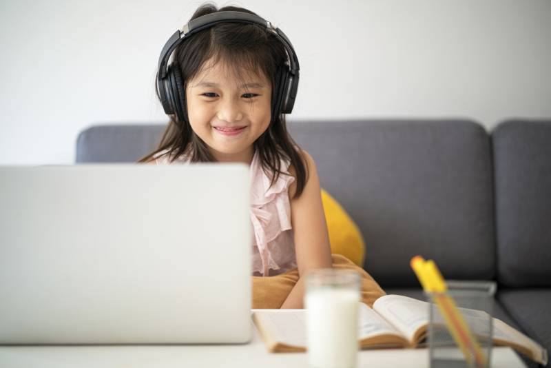 Lợi ích Học Tiếng Anh Qua Bài Hát và Câu Chuyện - Ksing English