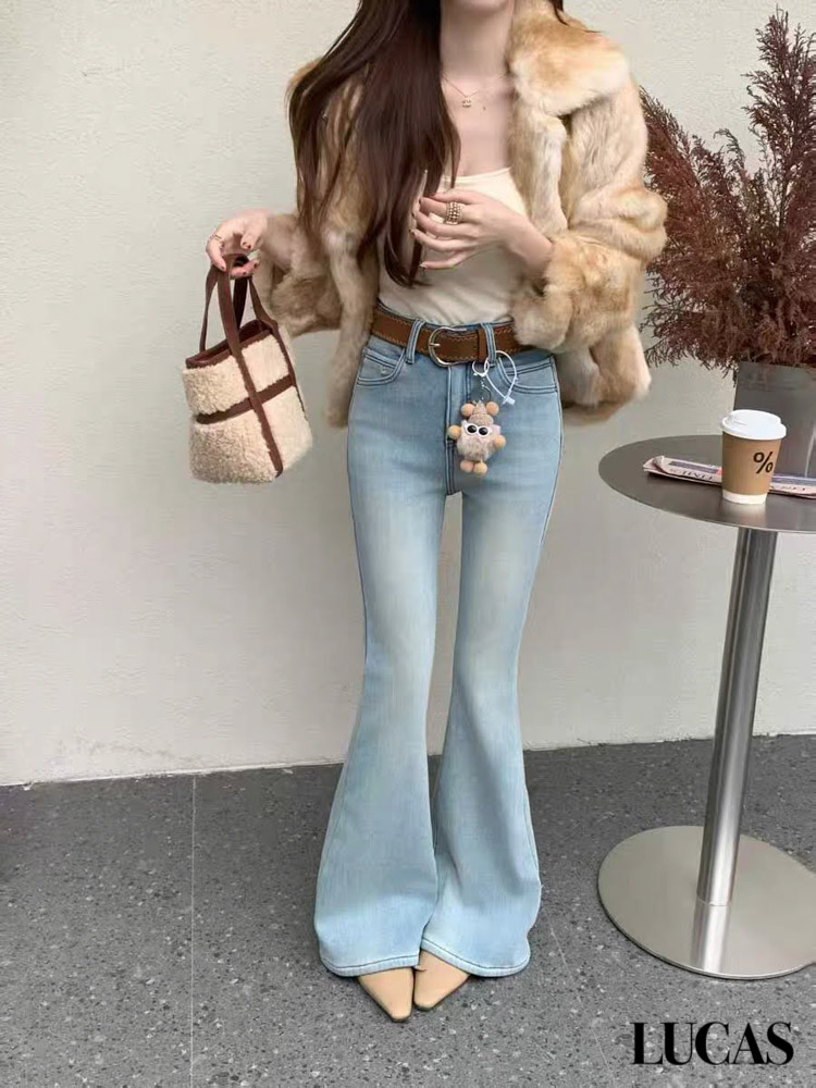 Quần Jeans ống loe mài nhẹ + đai da lộn bản lớn thêu chỉ kem + charm gấu đeo kính